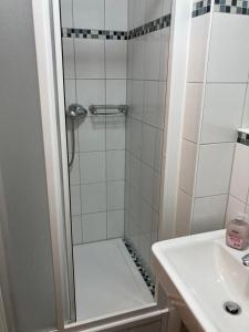 科特布斯Schöne Zweiraumwohnung in Cottbus的带淋浴和盥洗盆的浴室