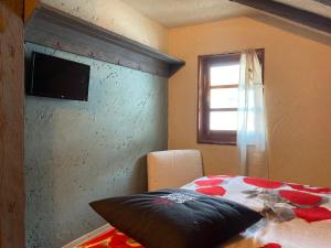 萨奥兹-杜尔克斯Chalet Capannina的一间卧室设有一张床和一个窗口