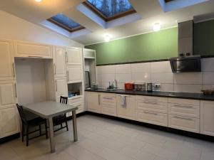卢森堡city-pillow rooms的厨房配有桌子和绿色的墙壁