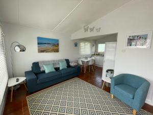 Holiday Chalet at Gwithian Sands in Cornwall的休息区