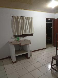 阿拉胡埃拉Departamentos Patricia的一间设有桌子的房间,墙上挂着窗帘
