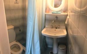 波罗斯Apartment Villa Loula的一间带水槽和卫生间的小浴室