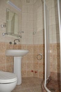 卡瓦尔纳Hotel Wesso的浴室配有卫生间、盥洗盆和淋浴。
