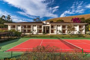 帕苏斯工程师镇Resort Fazenda 3 Pinheiros的大楼前的网球场