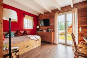 托夫豪斯Semi-detached houses, turf house的卧室设有红色的墙壁和木地板