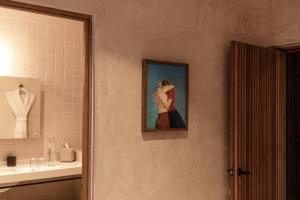 瓦哈卡市Casa Antonieta的浴室墙上有一幅女人的画