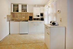 帕尔希姆Holiday home Fischerhaus, Parchim的厨房配有白色橱柜和水槽