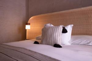 瓦哈卡市Casa Antonieta的卧室配有一张带白色枕头的床