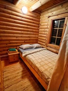 奥泰佩Kelgumäe的小木屋内一间卧室,配有一张床