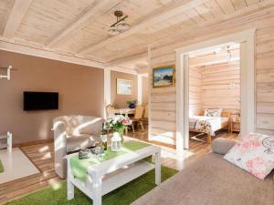 尤斯托尼莫斯基Holiday resort, Ustronie Morskie的客厅配有沙发和桌子