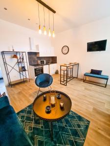 图尔昆NG SuiteHome - Lille I Tourcoing Winoc - Appartement T2 - Netflix - Wifi - Cuisine - Parking gratuit的客厅配有沙发和桌子