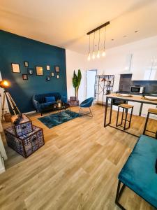 图尔昆NG SuiteHome - Lille I Tourcoing Winoc - Appartement T2 - Netflix - Wifi - Cuisine - Parking gratuit的客厅配有沙发和桌子