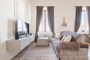 佛罗伦萨Florence Feel Apartment的带沙发和电视的客厅