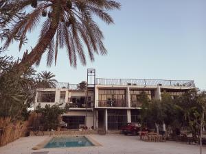 加夫萨dar seddik的棕榈树和游泳池的房子