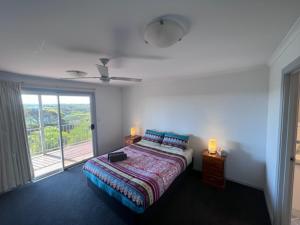 Vivonne BayVivonne Bay Island Getaway的一间卧室设有一张床和一个大窗户