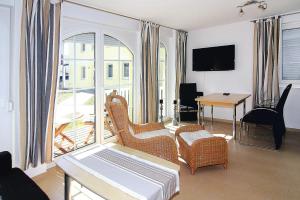 格拉尔-米里茨Apartment, Graal-Müritz的客厅设有带桌椅的阳台