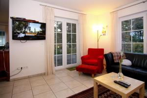 ZirchowHouse, Zirchow Usedom的客厅配有沙发和墙上的电视