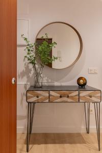 奥维多Room4You Oviedo by Asturias Holidays的一张桌子,上面有镜子和植物