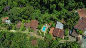 帕拉蒂Chales Sol Paraty的享有带庭院的房屋的空中景致