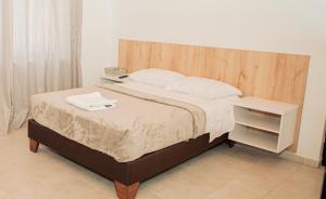 巴耶杜帕尔Casa LOURDES的一间卧室配有一张带木制床头板的床