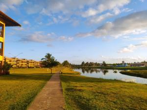 埃斯坦西亚Condomínio Villa das água, praia do saco的公园内湖边的小径