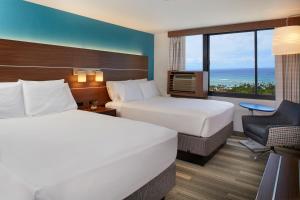 檀香山威基基智选假日酒店 的酒店客房设有两张床和窗户。