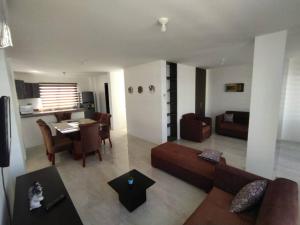 曼塔CASA JUNTO AL MAR MARINA BAY-MIRADOR PUNTA BLANCA的客厅配有沙发和桌子