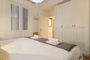 毕尔巴鄂Bilbao Heart 2BDR Apartment - Parking privado opcional的白色卧室配有一张大床和两条毛巾