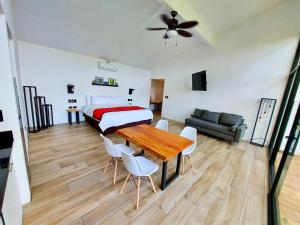 福尔图纳Sangregado Lodge的卧室配有一张床和一张桌子及椅子