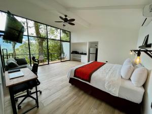 福尔图纳Sangregado Lodge的一间卧室配有一张床和一张书桌