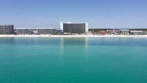 巴拿马城海滩Holiday Inn Resort Panama City Beach - Beachfront, an IHG Hotel的一大片水体,有建筑背景