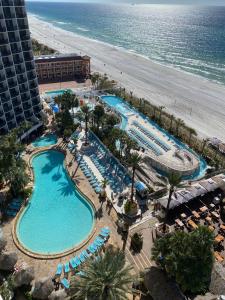 巴拿马城海滩Holiday Inn Resort Panama City Beach - Beachfront, an IHG Hotel的海滩上游泳池的空中景致