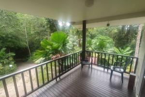 Private Rainforest Ridge Retreat的阳台或露台