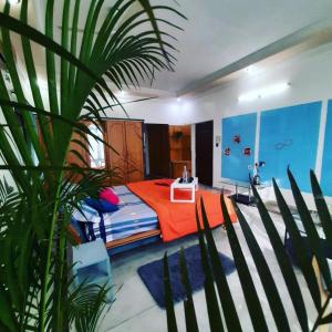 海得拉巴KyGo Hostels的一间卧室配有一张带橙色毯子的床