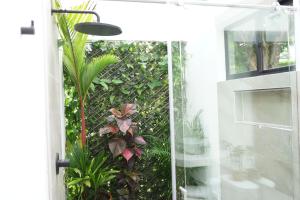 亚美尼亚Hotel Chalet El Castillo by Majuva的玻璃门通向种有植物的花园