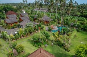 博拉巴图Pangkung Carik Villa by Pramana Villas的享有带游泳池的度假村的空中景致