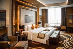 曼谷曼谷飞越大酒店的一间带大床的卧室和一间客厅