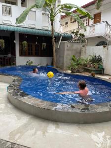 尼甘布Yolanda Villa Negombo的两人在带球的游泳池里