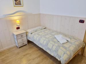 坎皮泰洛迪法萨Ciapià的一间小卧室,配有床和床头柜
