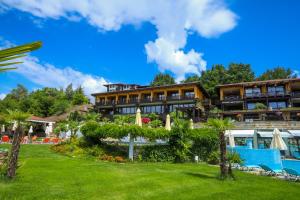格拉瓦塔斯VIP House Glavatarski Han的拥有草坪的酒店和度假胜地