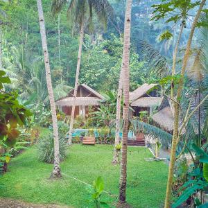巴图卡拉RNV Eco Resort Bungalows的棕榈树和建筑度假村