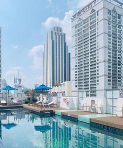 Night Hotel Bangkok - Sukhumvit 15内部或周边的泳池