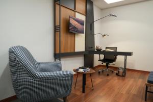贝利克杜祖展览者酒店的客厅配有椅子和书桌