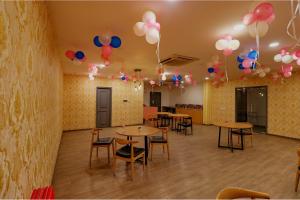 新德里FabHotel Chattarpur Enclave的天花板上设有桌子和气球的房间