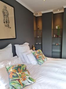 开普敦Oregon Apartment Cape Town的卧室配有白色的床和2个枕头