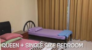 MusiBadul Homestay的小房间设有两张带紫色床单的床