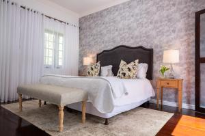 阿多Stellenhof Guest House的一间卧室配有一张大床和枕头