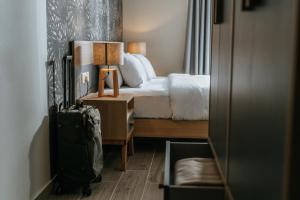 斯利马Ta' Tereza In Manwel Dimech的酒店客房,带一张床和行李箱