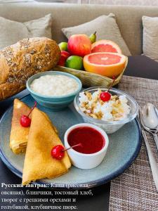 喀山塔塔尔酒店的包括烤面包、果酱和水果的盘子