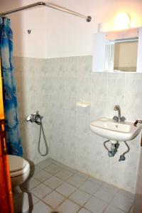 斯基罗斯岛Hotel Atsitsa的一间带水槽和卫生间的浴室